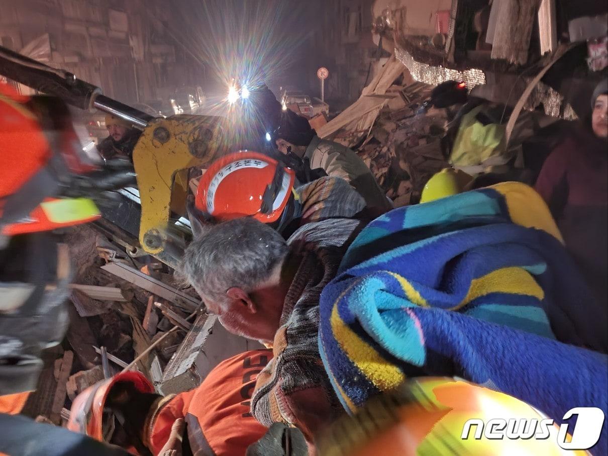 본문 이미지 - 강진이 발생한 튀르키예로 파견된 '대한민국 긴급구호대'(KDRT)가 9일 하타이 안타키아 고등학교 등지에서 탐색구조 활동을 하고 있다. (소방청 제공) 2023.2.9/뉴스1