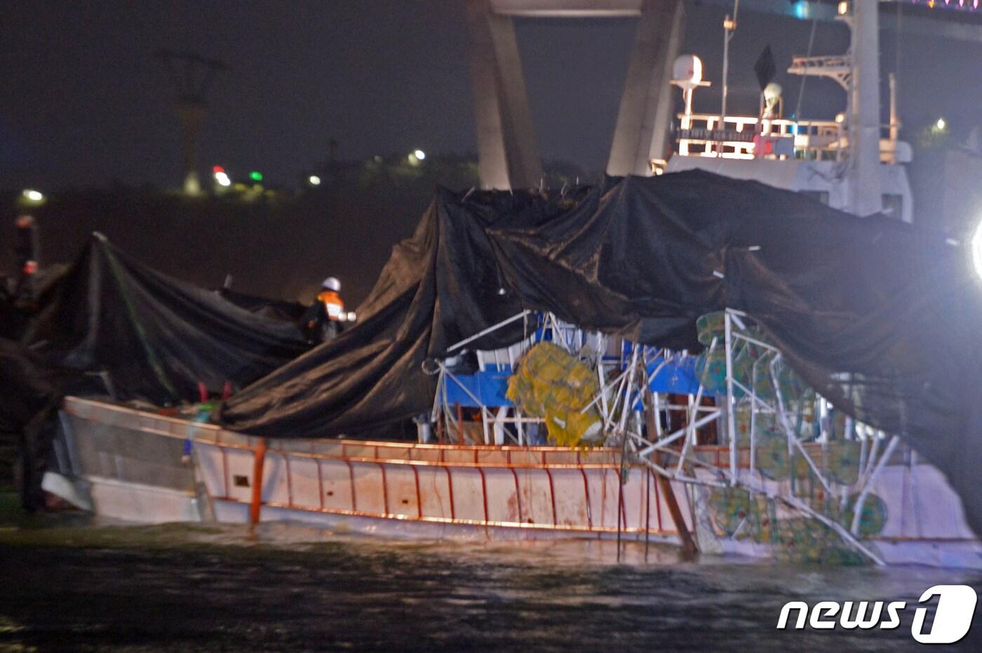 본문 이미지 - '청보호'가 9일 오후 7시10분쯤 목포시 죽교동 목포해경전용부두로 예인되고 있다. 지난 4일 오후 11시19분쯤 전남 신안군 대비치도 서쪽 16.6㎞ 해상에서 전복된 지 약 116시간 만이다. 2023.2.9/뉴스1 ⓒ News1 이승현 기자