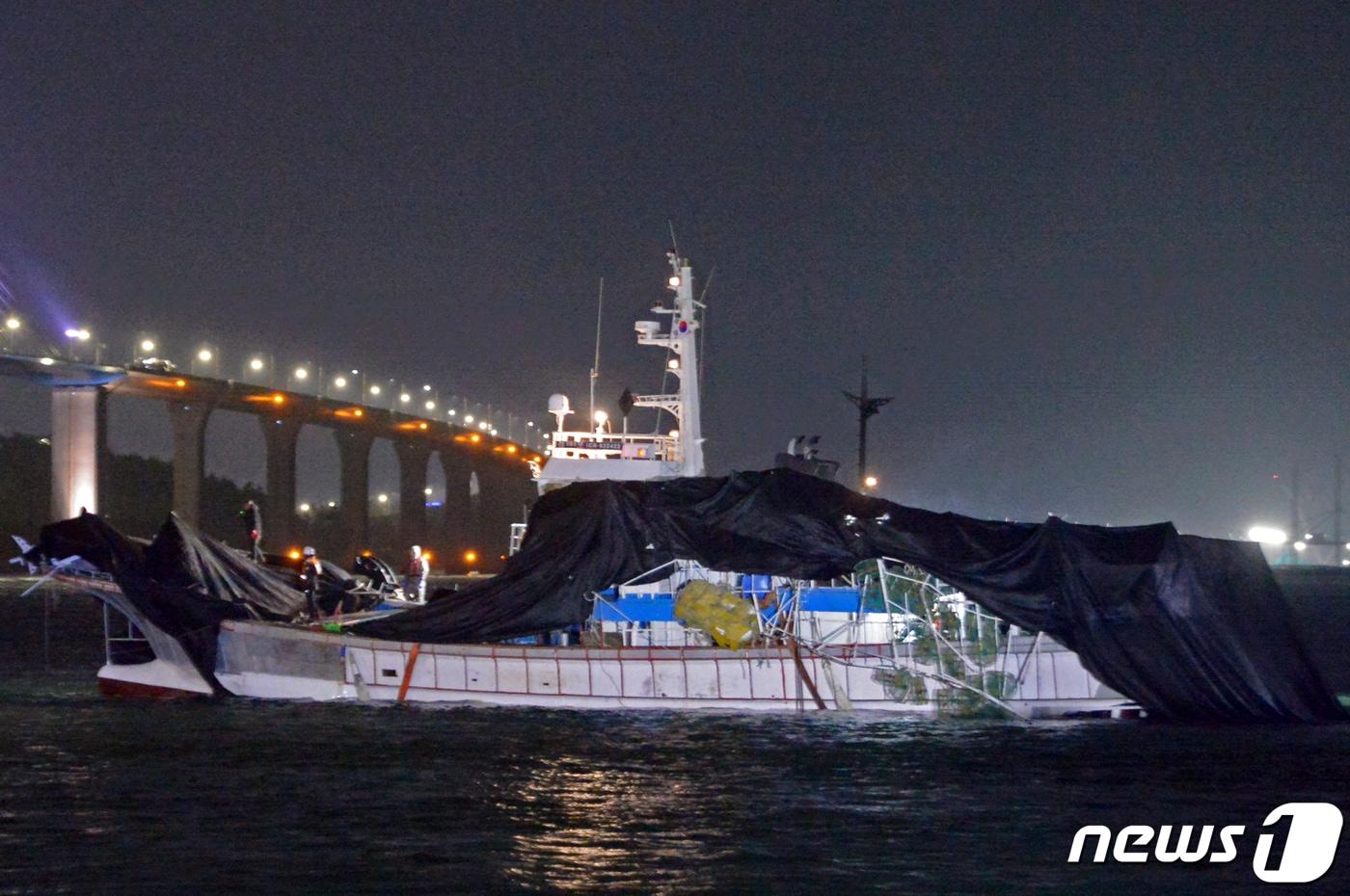 &#39;청보호&#39;가 9일 오후 7시10분쯤 목포시 죽교동 목포해경전용부두로 예인되고 있다. 지난 4일 오후 11시19분쯤 전남 신안군 대비치도 서쪽 16.6㎞ 해상에서 전복된 지 약 116시간 만이다. 2023.2.9/뉴스1 ⓒ News1 이승현 기자