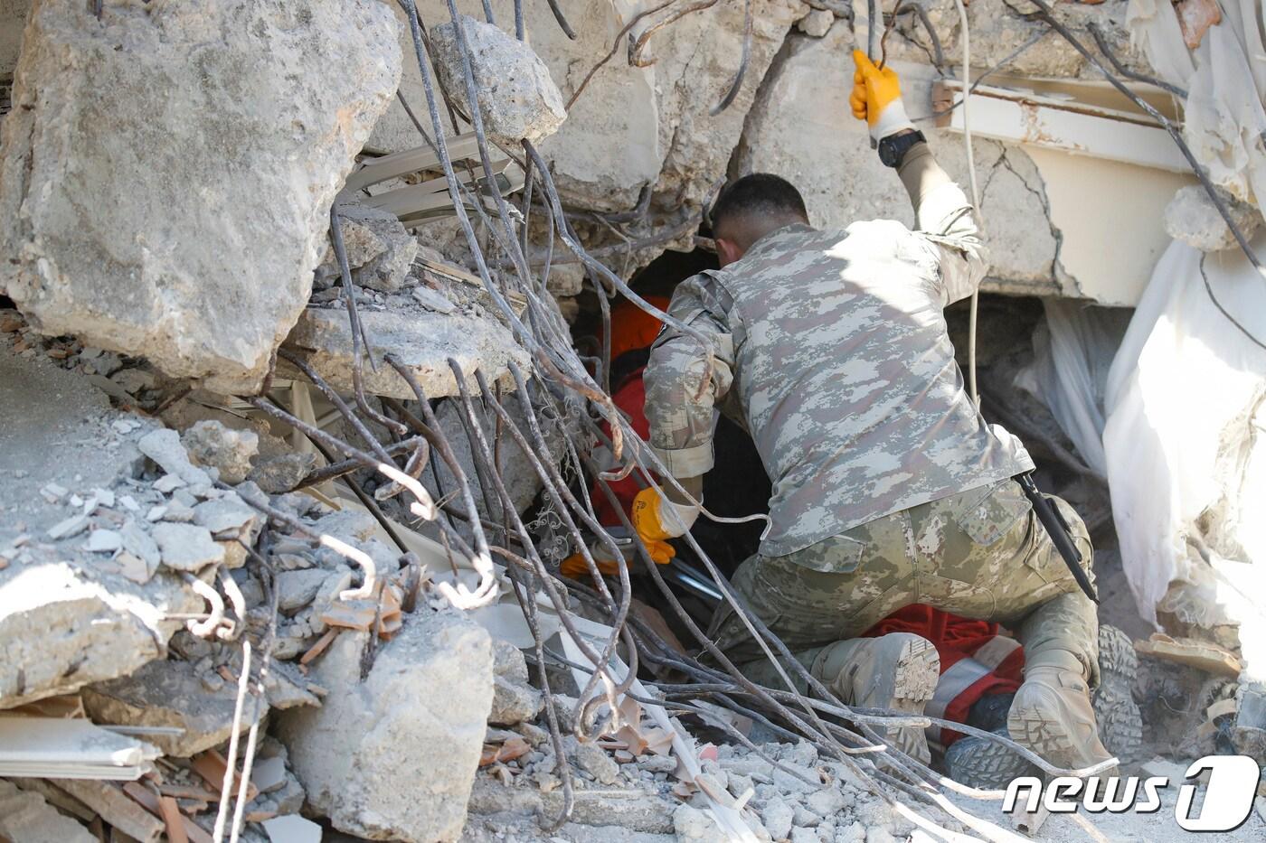 9일 (현지시간) 튀르키예 하타이주 안타키아의 지진 피해를 입은 한 마을에서 구조활동이 진행되고 있다. 2023.2.9/뉴스1 ⓒ News1 김도우 기자