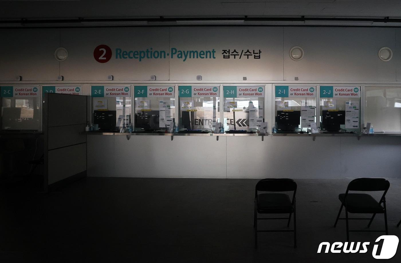 본문 이미지 - 중국발 단기체류 입국자의 코로나19 검사 의무가 해제된 1일 인천국제공항 제1터미널에 마련된 코로나19 입국자 검사센터가 운영 종료로 텅 비어 있다. .2023.3.1/뉴스1 ⓒ News1 김진환 기자