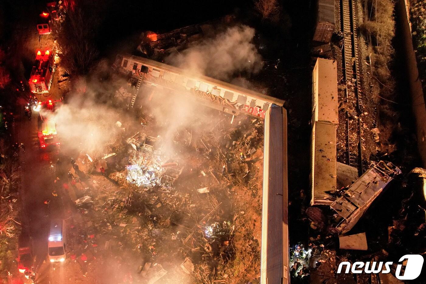 본문 이미지 - 지난달 28일(현지시간) 그리스 라리사 인근에서 발생한 열차 충돌 사고. ⓒ 로이터=뉴스1