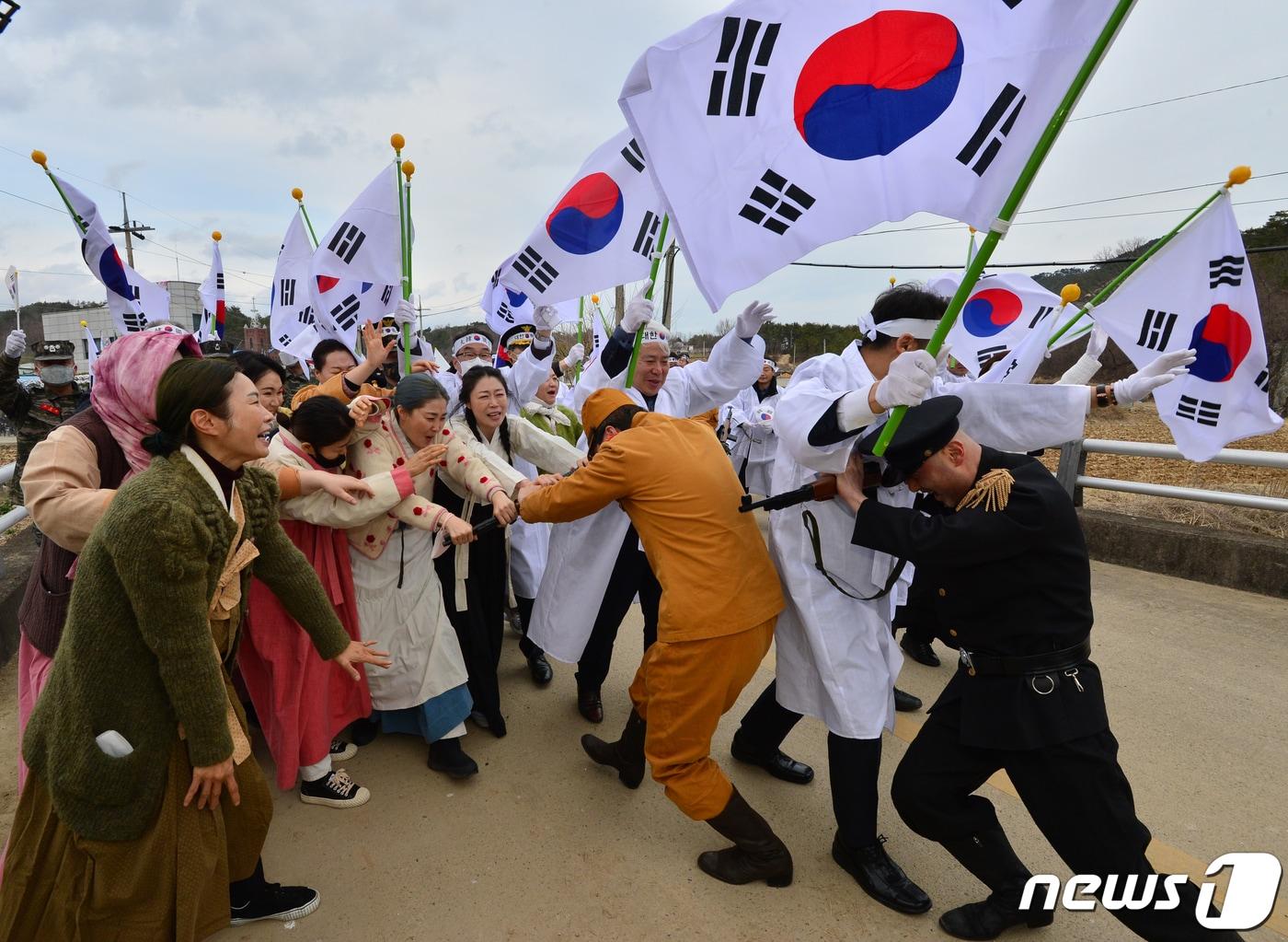본문 이미지 - 2023년 3월1일 경북 포항시 북구 송라면 대전리에서 열린 만세운동 재현 행사 모습..2023.3.1 ⓒ 뉴스1 최창호 기자