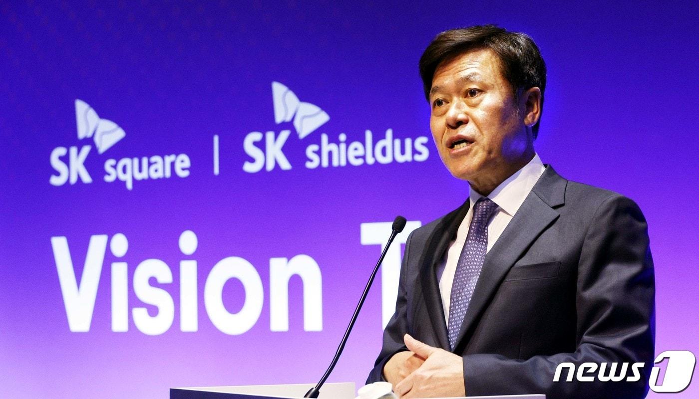 본문 이미지 - 박정호 SK스퀘어 부회장이 지난달 28일(현지시간) 스페인 하얏트리젠시 바르셀로나 타워 호텔에서 가진 기자간담회에서 발언하고 있다.2023.3.1/뉴스1 ⓒ News1 사진공동취재단