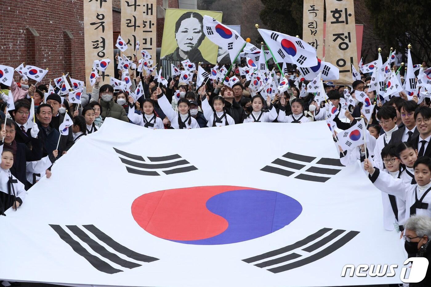 본문 이미지 - 제104주년 3·1절인 1일 오전 서울 서대문구 서대문형무소역사관에서 열린 '1919 그날의 함성' 행사에서 시민들이 대한독립 만세를 외치며 행진하고 있다. 2023.3.1/뉴스1 ⓒ News1 신웅수 기자