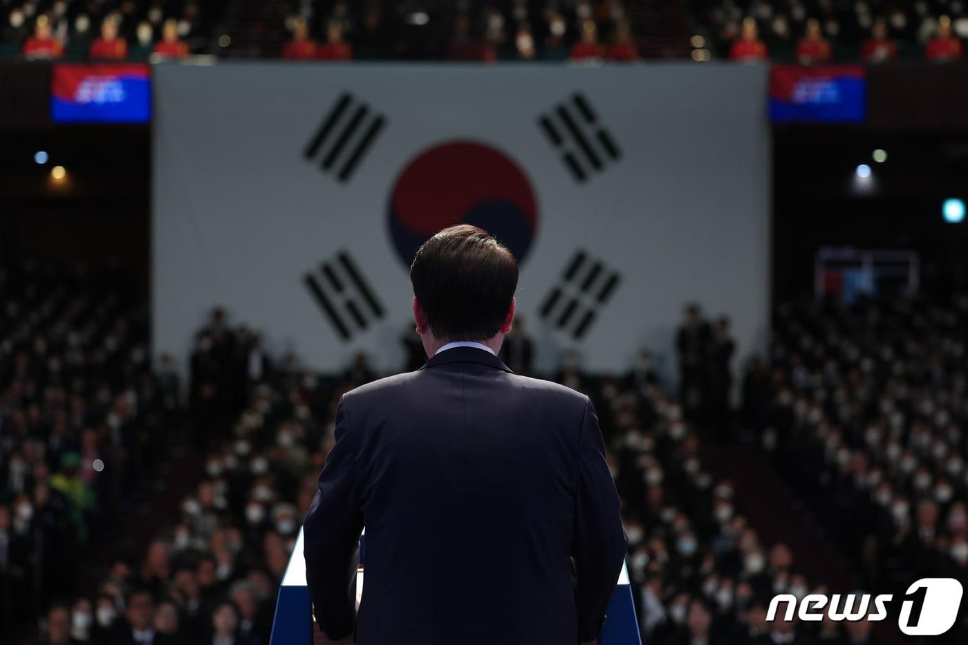 본문 이미지 - 윤석열 대통령이 1일 서울 중구 유관순기념관에서 열린 제104주년 3.1절 기념식에서 기념사를 하고 있다. (대통령실 제공) 2023.3.1/뉴스1 ⓒ News1 오대일 기자