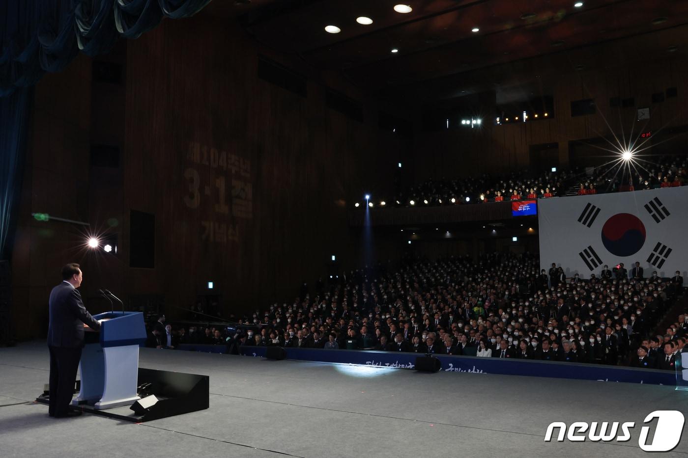윤석열 대통령이 지난 1일 서울 중구 유관순기념관에서 열린 제104주년 3.1절 기념식에서 기념사를 하고 있다. (대통령실 제공) 2023.3.1/뉴스1 ⓒ News1 오대일 기자