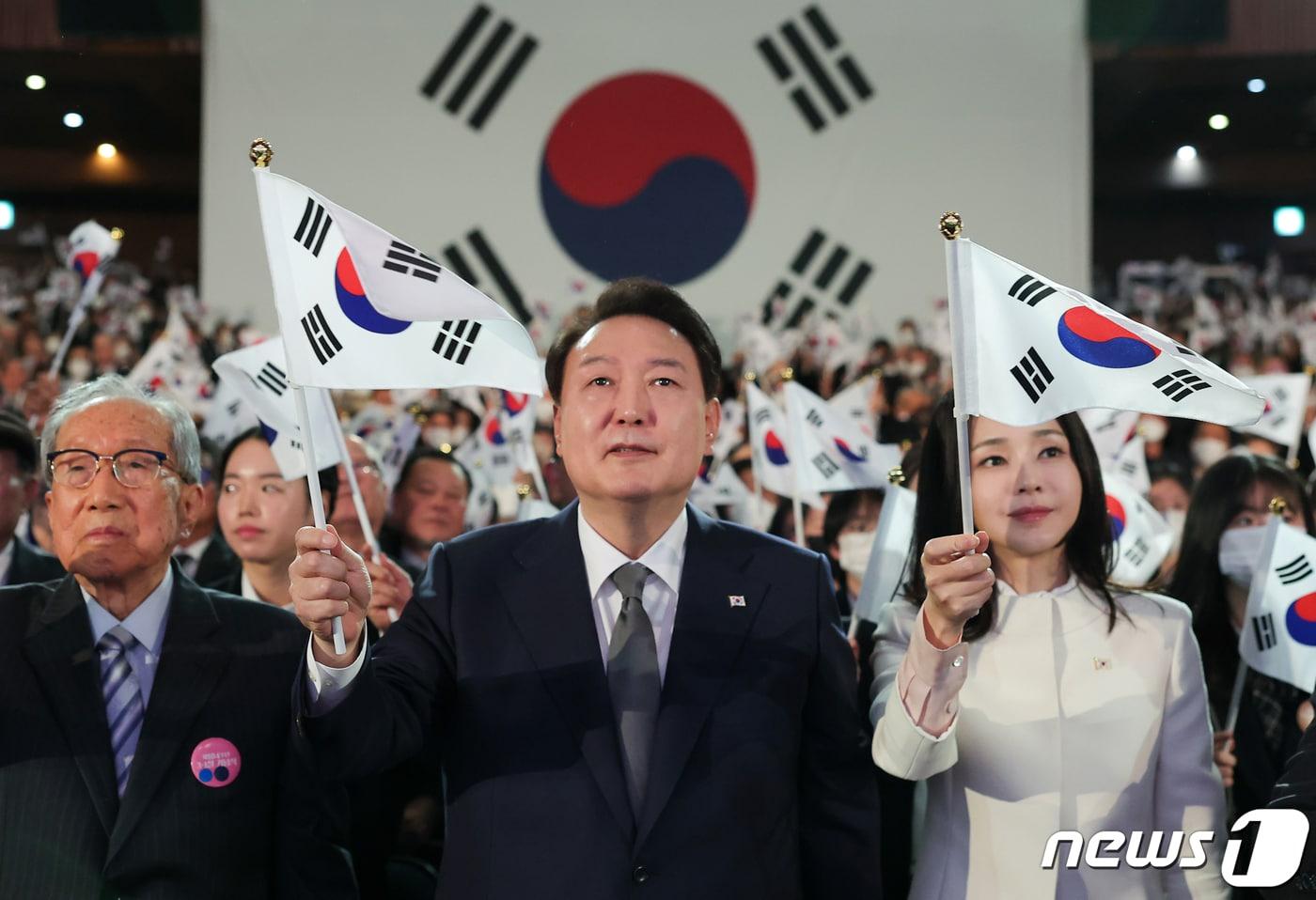 본문 이미지 - 윤석열 대통령과 김건희 여사가 1일 서울 중구 유관순기념관에서 열린 제104주년 3.1절 기념식에서 태극기를 흔들며 3.1절 노래를 제창하고 있다. (대통령실 제공) 2023.3.1/뉴스1 ⓒ News1 오대일 기자