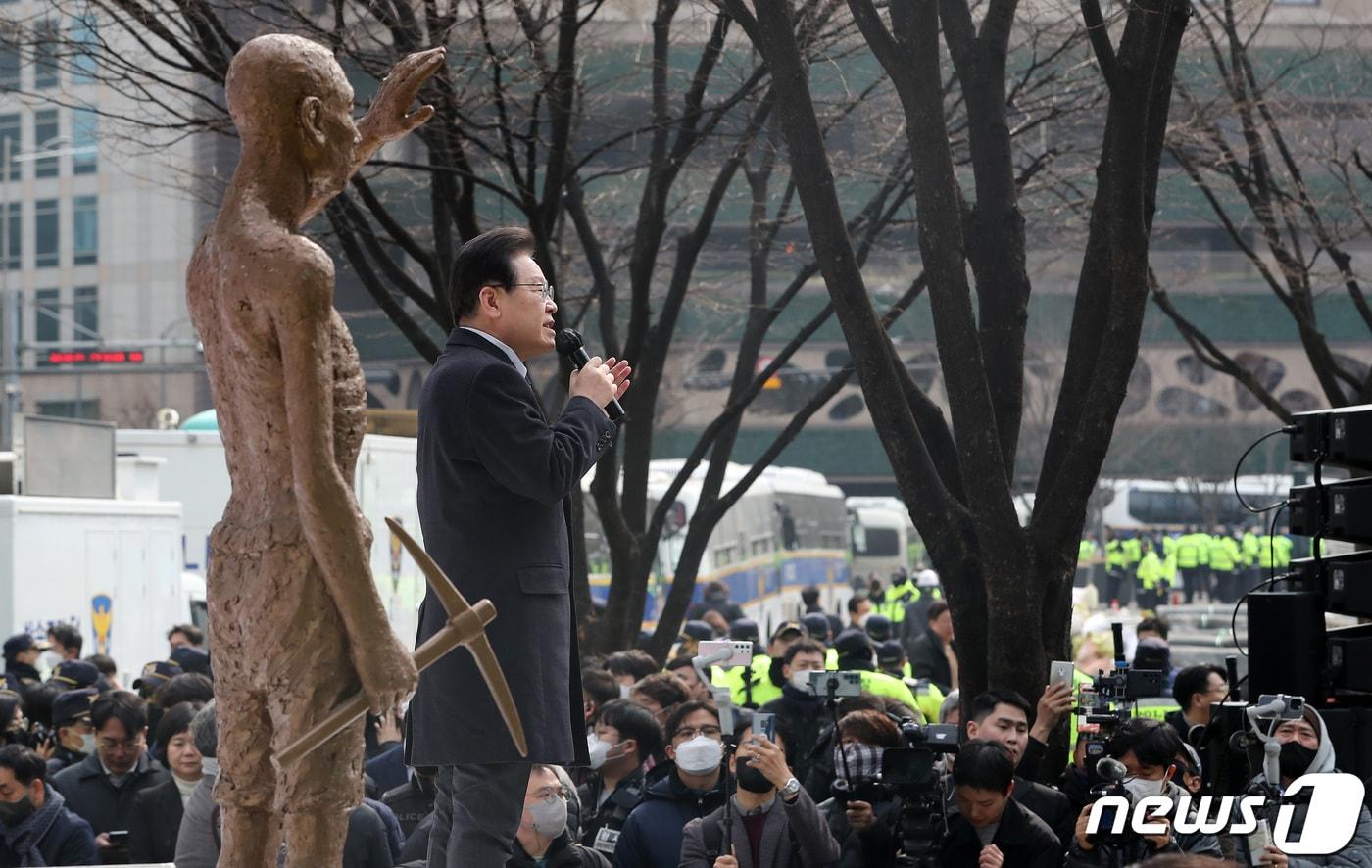이재명 더불어민주당 대표가 1일 오후 서울 시청시청 앞 광장에서 열린 '제104주년 3.1절 범국민대회'에 참석해 발언하고 있다. 2023.3.1/뉴스1 ⓒ News1 이동해 기자