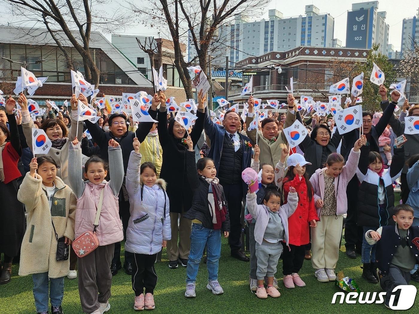 본문 이미지 - 광주 광산구 월곡동 고려인마을 홍범도공원에서 삼일만세운동기념대회가 열려 고려인 500여명이 태극기를 들고 "대한독립만세＂를 외치고 있다.2023.3.1./뉴스1