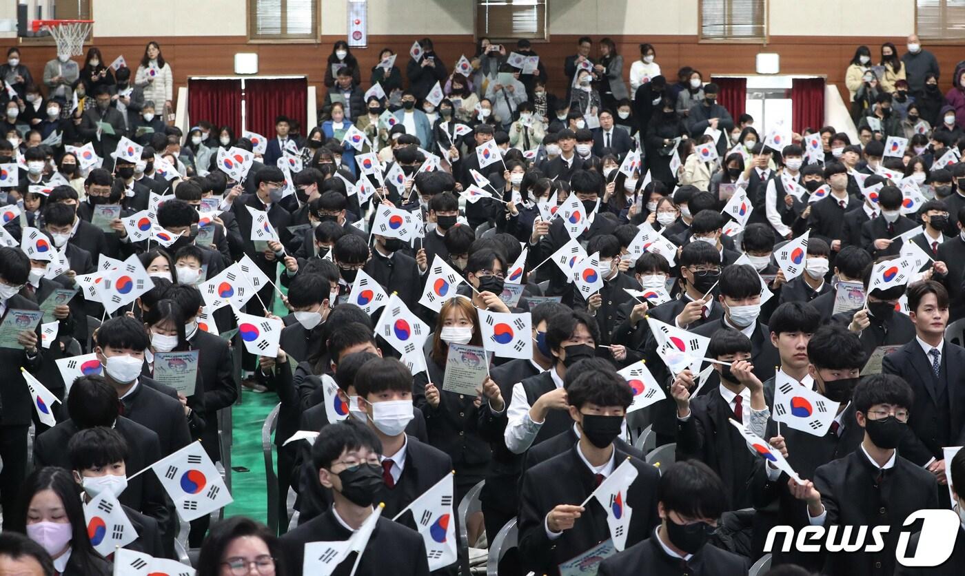 본문 이미지 - 제104주년 3·1절인 1일 오후 경기 수원시 팔달구 삼일공업고등학교 입학식 및 3·1절 기념식에서 신입생들이 삼일절 노래를 부르며 태극기를 흔들고 있다. 2023.3.1/뉴스1 ⓒ News1 김영운 기자
