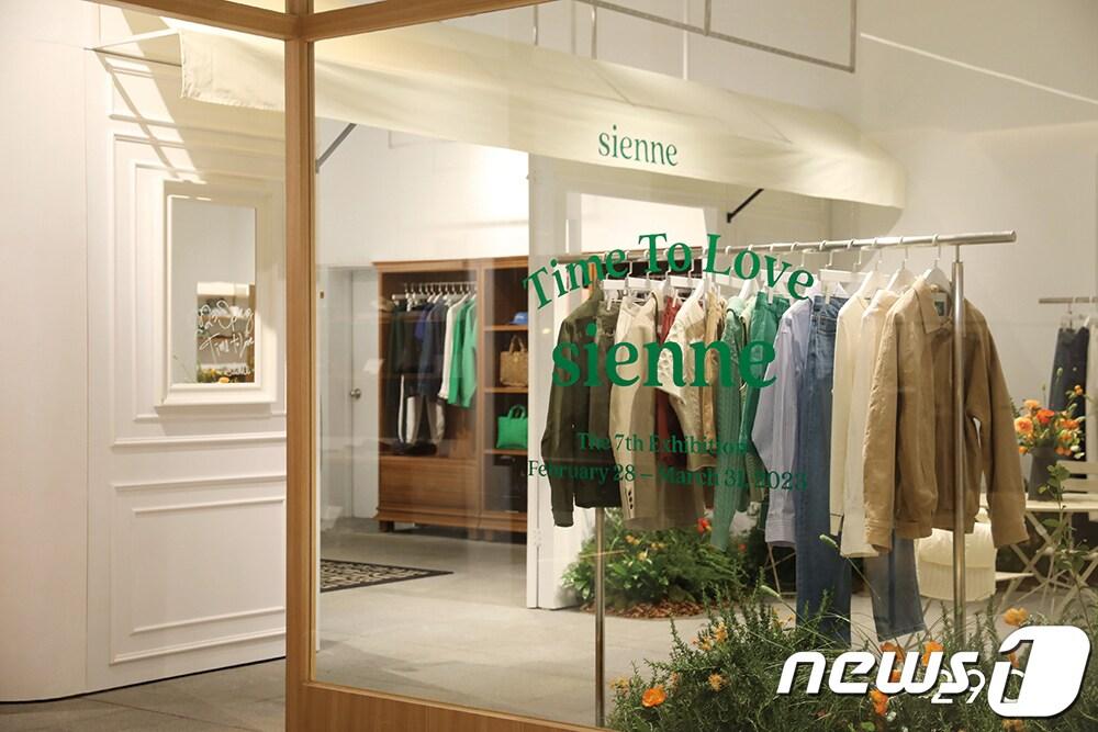 본문 이미지 - 시엔느 전시 '타임투러브' 매장 전경 (29CM제공)