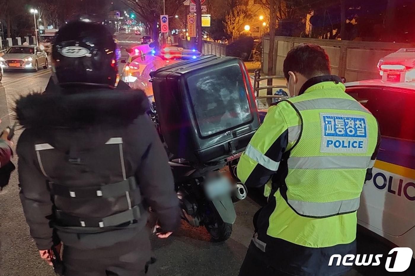 서울 영등포구 여의나루역 인근 도로에서 이뤄진 폭주족 단속.(서울경찰청 제공) 2023.3.1/뉴스1