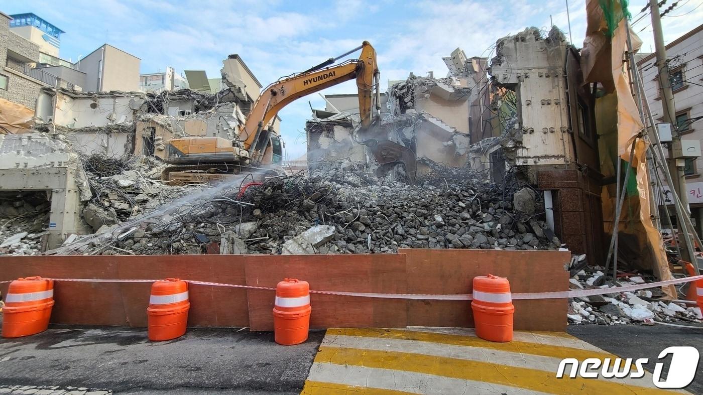 건축물 해체공사 허가제 시행으로 해체공사 감리가 의무화되면서 건물 해체공사 감리비를 둘러싸고 건설업체와 감리업체간의 마찰이 곳곳에서 발생하고 있어 가이드라인 등 정부의 후속조치 마련이 시급하다. 사진은 건축물 해체공사 현장 모습. /(사진=독자제공) 