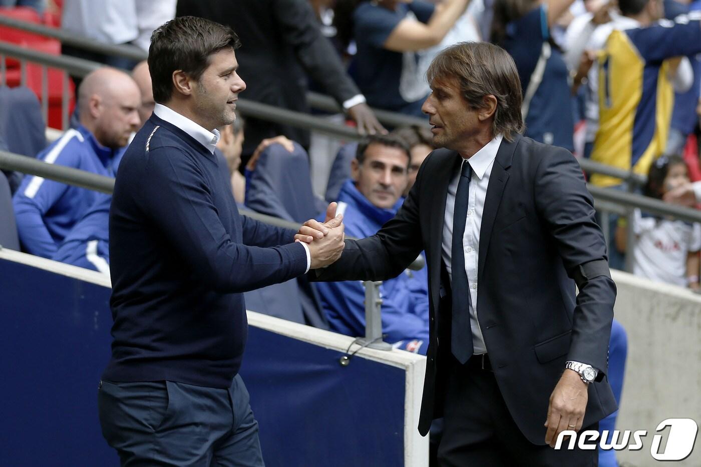 안토니오 콘테 토트넘 감독(오른쪽)과 마우리시오 포체티노 전 토트넘 감독. ⓒ AFP=뉴스1
