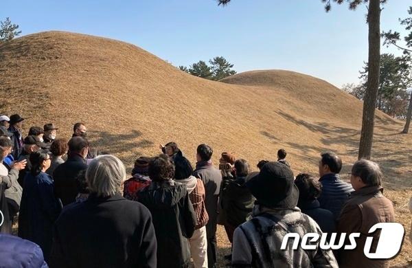 본문 이미지 - 일제식민사관 청산을 내건 '바른역사시민연대' 회원들이 지난해 12월11일 전남 해남군 북일면 방산리에 있는 국내 최대 전방후분군인 장고봉을 답사하고 있다.(바른역사시민연대 제공)2023.3.10/뉴스1 