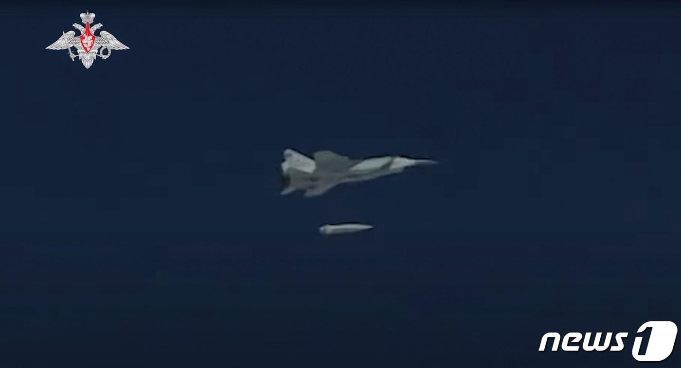 러시아 공군 MiG-31 전투기가 극초음속 미사일 &#39;킨잘&#39;을 투하하고 있다. &#40;자료사진&#41; ⓒ 로이터=뉴스1 ⓒ News1 박재하 기자
