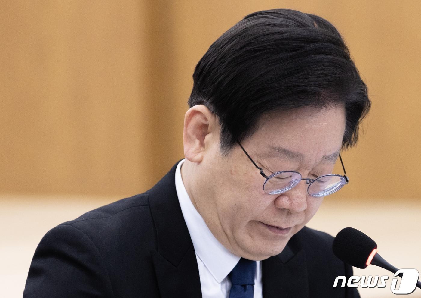 이재명 더불어민주당 대표가 10일 오전 경기도 수원시 영통구 경기도의회에서 열린 최고위원회의에서 발언을 마친 후 아래쪽을 바라보고 있다. 2023.3.10/뉴스1 ⓒ News1 이재명 기자