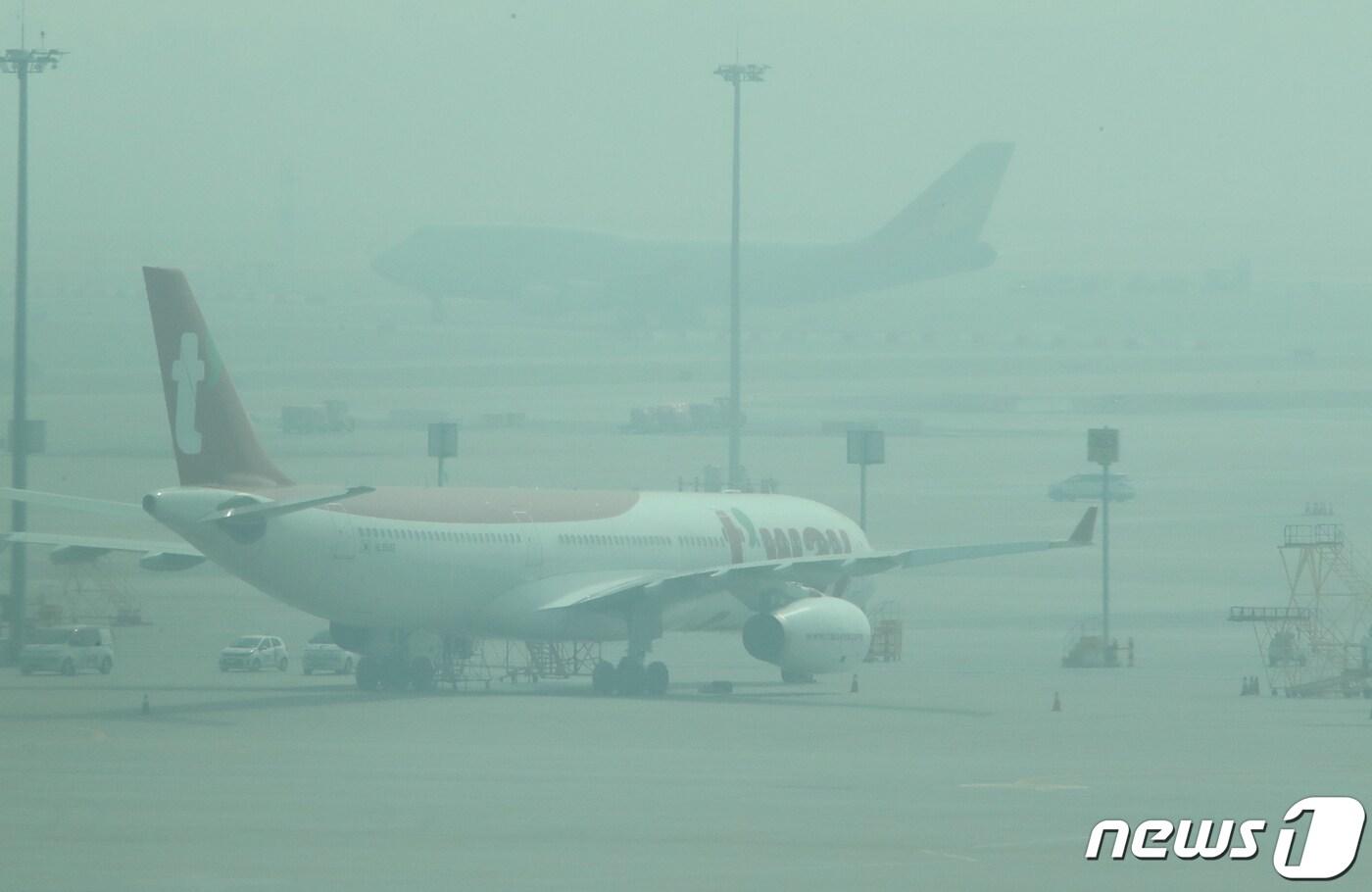 중부내륙 및 서해 앞바다 곳곳에 안개가 낀 10일 인천국제공항 계류장 일대가 안개로 덮여 있다. 2023.3.10./뉴스1 ⓒ News1 권현진 기자