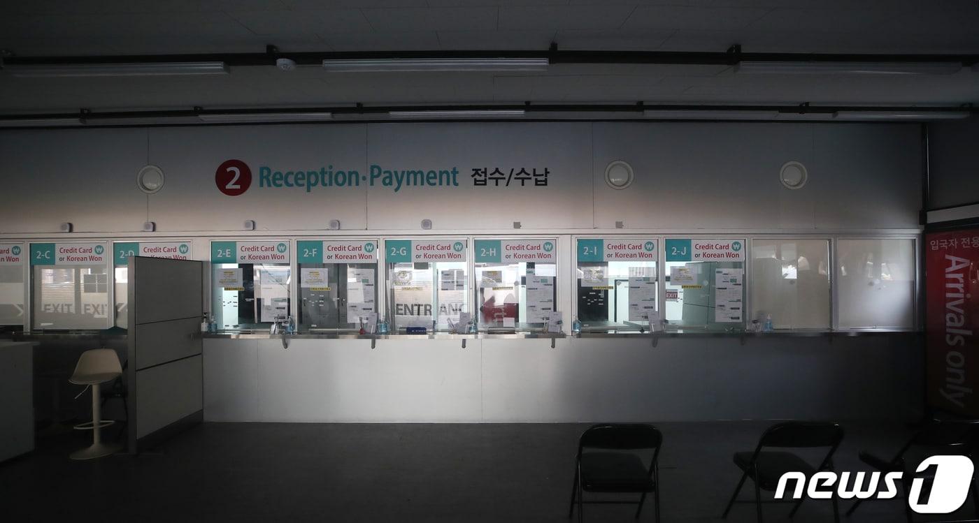 본문 이미지 - 10일 인천국제공항 제1터미널 코로나19 검사센터가 운영 종료로 텅 비어있다. 방역당국은 11일부터 중국과 홍콩, 마카오발 입국자에 대해 입국 전 코로나19 검사와 Q-코드 의무화 조치를 해제한다. 2023.3.10/뉴스1 ⓒ News1 권현진 기자