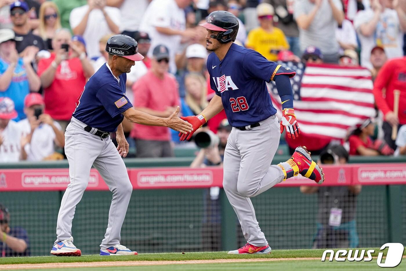 놀란 아레나도(오른쪽). ⓒ AFP=뉴스1