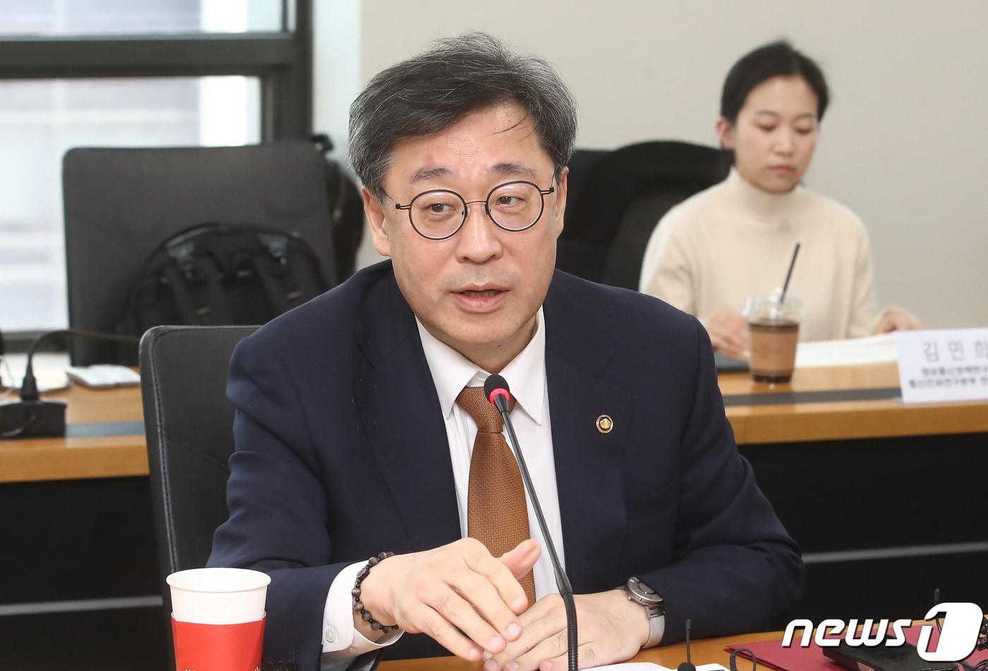 본문 이미지 - 박윤규 과학기술정보통신부 2차관이 10일 오후 서울 종로구 NIA빌딩에서 열린 알뜰폰 경쟁력 강화를 위한 간담회에서 인사말을 하고 있다. 2023.3.10/뉴스1 ⓒ News1 김민지 기자