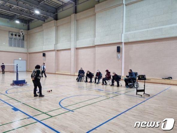 본문 이미지 - 전북 부안군이 장애인과 비장애인이 차별 없이 함께 이용할 수 있는 사회통합형 생활체육시설인 ‘부안반다비체육센터’를 개관하고 이달 13일부터 정상운영을 시작한다. 장애인들이 체육관에서 보치아를 즐기고 있다.(부안군 제공)2023.3.10/뉴스1    