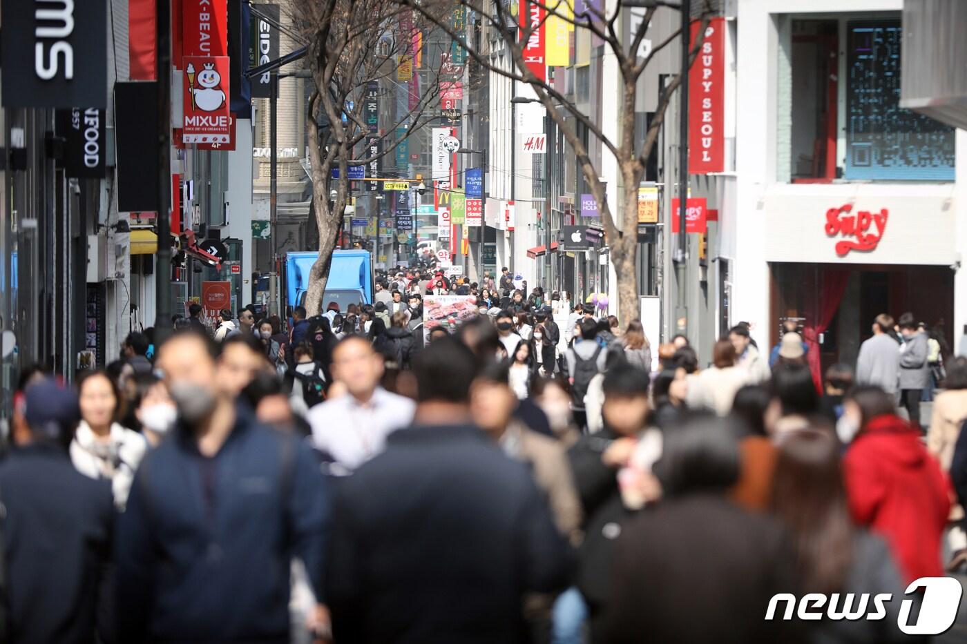 본문 이미지 - 서울 중구 명동거리가 시민과 외국인 관광객으로 북적이고 있다. (자료사진) 2023.3.10/뉴스1