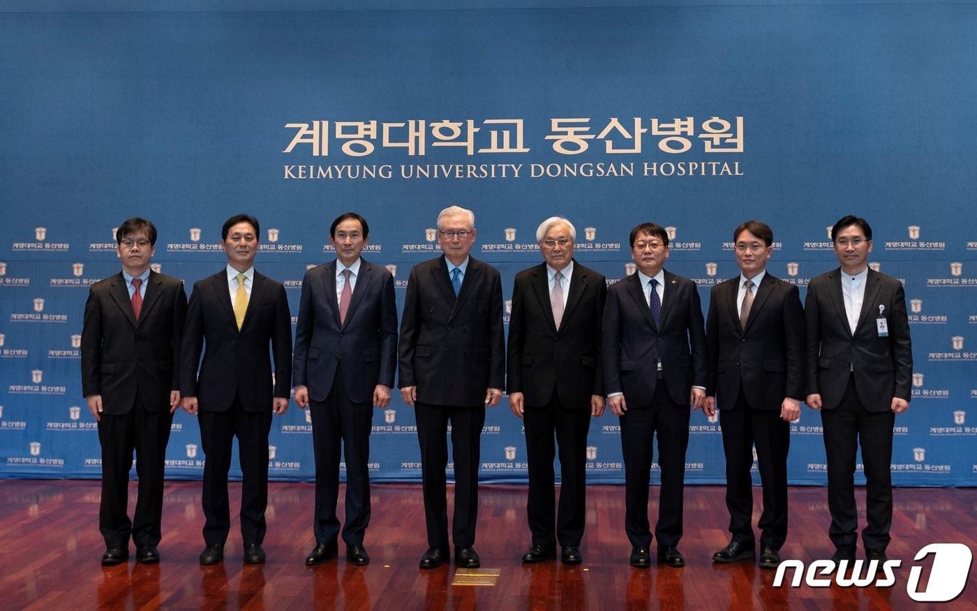 계명대 동산의료원은 10일 계명대 동산병원 대강당에서 의료진 이·취임식을 열었다. 왼쪽부터 정우진 대구동산병원장, 박남희 동산병원장, 이세엽 전 동산의료원장, 신일희 계명대 총장, 김남석 학교법인 계명대 이사장, 조치흠 신임 동산의료원장, 침산제일교회 지웅재 담임목사, 전세광 의료원 책임원목(계명대 동산의료원 제공) 2023.3.10.뉴스1