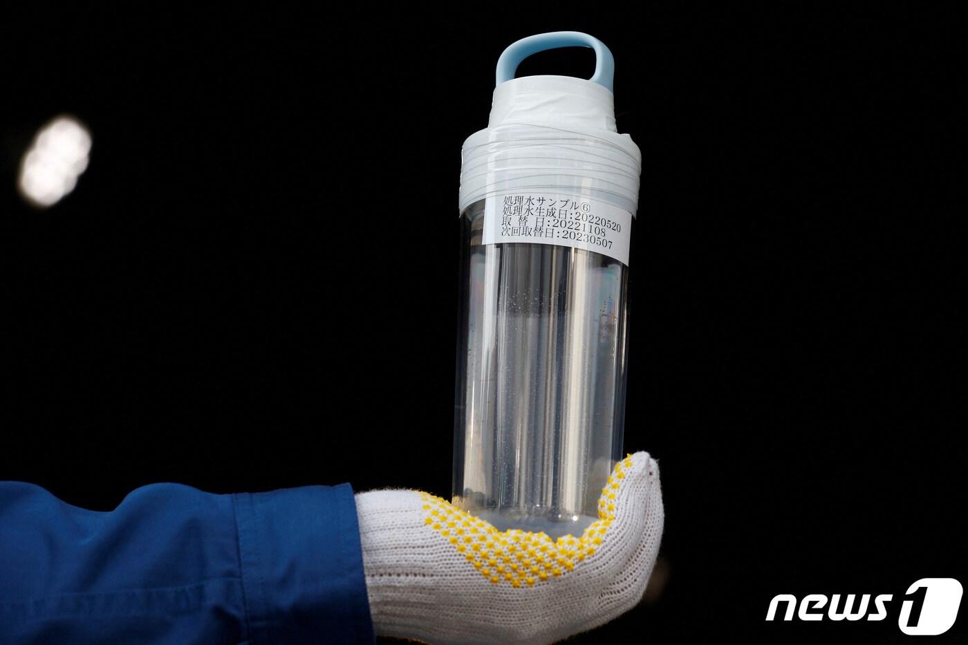 본문 이미지 - 지난 8일 일본 후쿠시마현 제1 원자력발전소에서 도쿄전력 직원이 ALPS로 정화 작업을 마친 방사능 오염수가 담긴 병을 들고 있다. ⓒ 로이터=뉴스1 ⓒ News1 권진영 기자