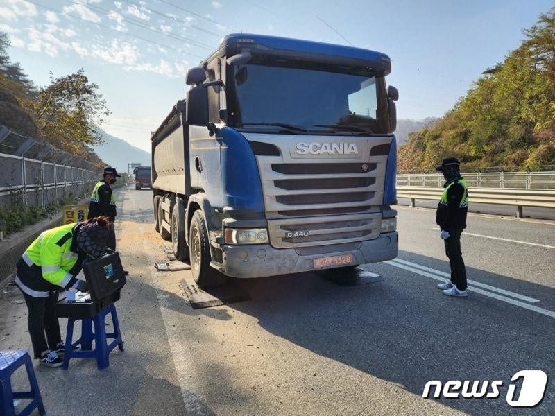 본문 이미지 - 과적차량 단속 모습. ⓒ News1 김경훈 기자