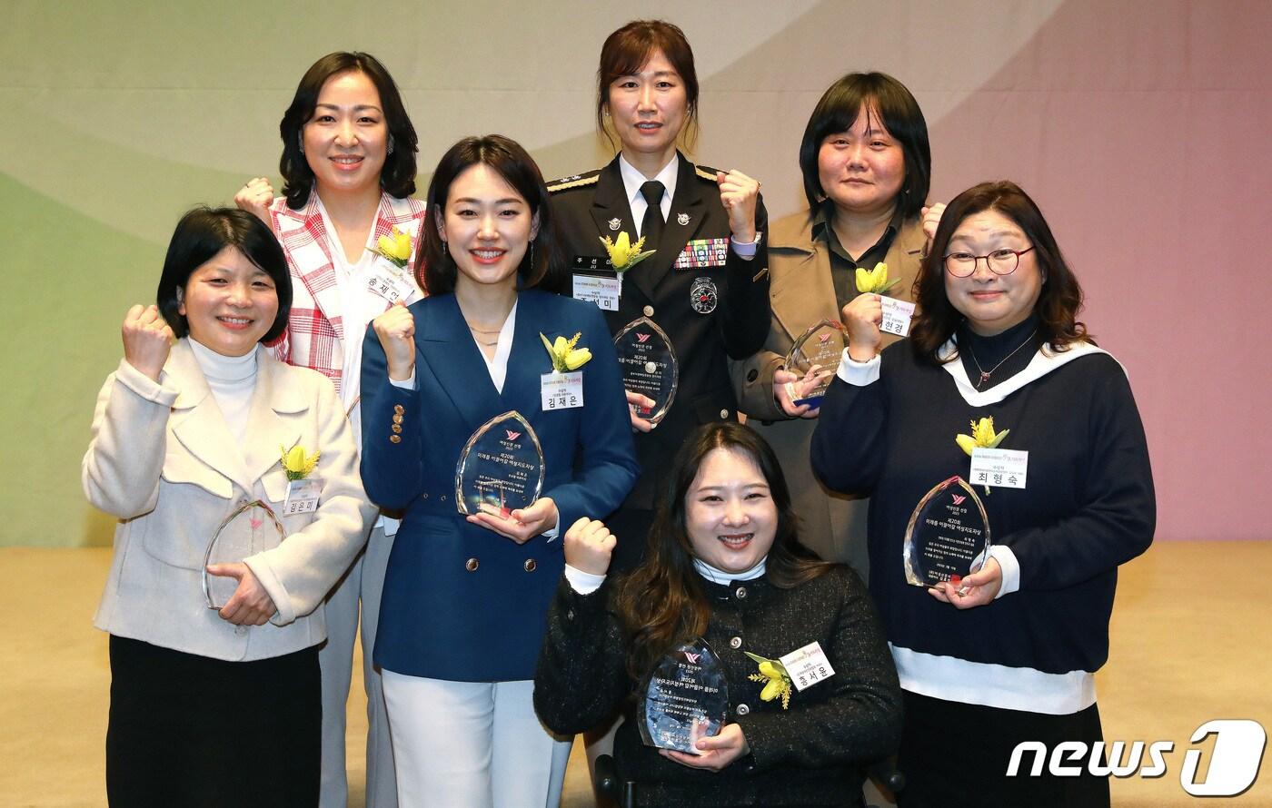 10일 오후 서울 중구 세종대로 한국프레스센터에서 열린 '제20회 미래를 이끌어갈 여성 지도자상'(미지상) 시상식에서 수상자들이 미지상을 수상하고 기념촬영을 하고 있다. 왼쪽부터 김은미 서울중앙지방검찰청 여성아동조사 제1부장, 송재연 던필드플러스 대표이사, 김재은 인코칭 대표, 주선미 중부지방해양경찰청 경리계장, 홍서윤 한국장애인관광협회 이사, 양이현경 한국여성단체연합 공동대표, 최형숙 미혼모협회 인트리 대표. 2023.3.10/뉴스1 ⓒ News1 임세영 기자