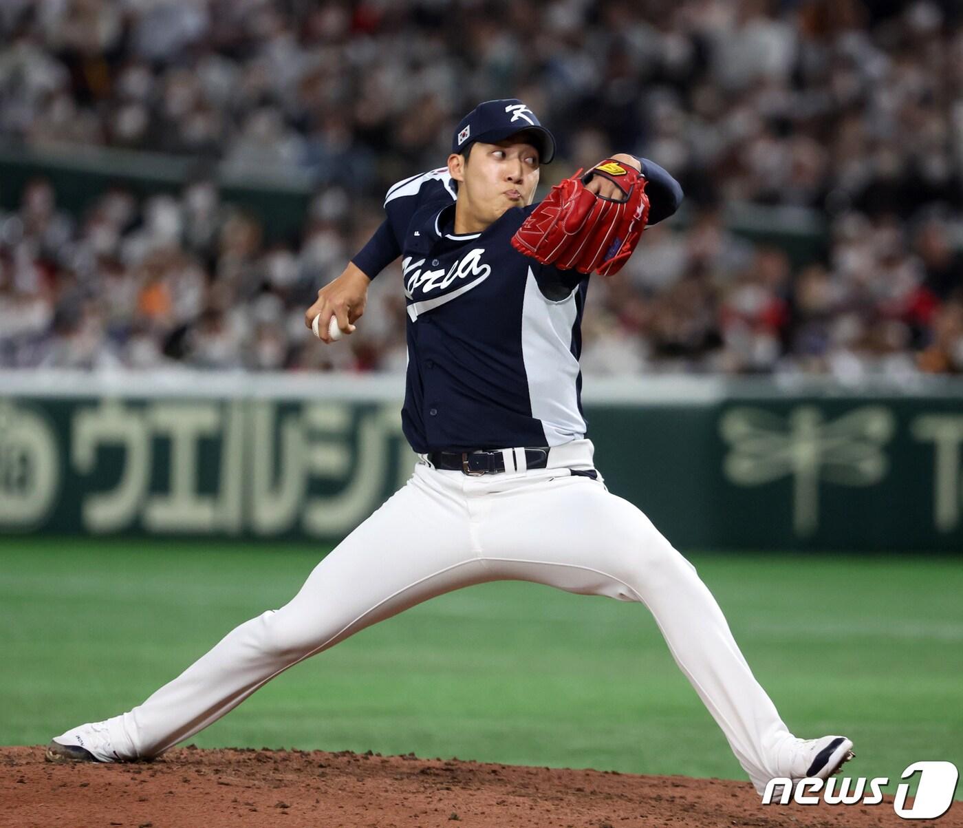 본문 이미지 - 10일 오후 일본 도쿄돔에서 열린 2023 월드베이스볼클래식(WBC) B조 1라운드 대한민국과 일본의 경기, 대표팀 원태인이 3회말 무사 만루에서 등판해 힘차게 공을 던지고 있다. 2023.3.10/뉴스1 ⓒ News1 김진환 기자