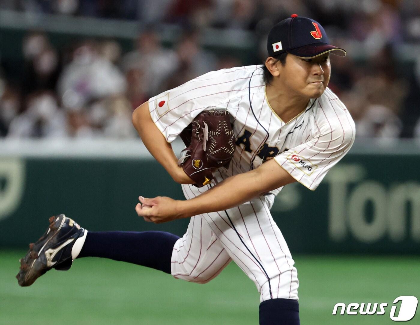 본문 이미지 - 10일 오후 일본 도쿄돔에서 열린 2023 월드베이스볼클래식(WBC) B조 1라운드 대한민국과 일본의 경기, 일본 대표팀 이마나가 쇼타가 4회초 등판해 힘차게 공을 던지고 있다. 2023.3.10/뉴스1 ⓒ News1 김진환 기자