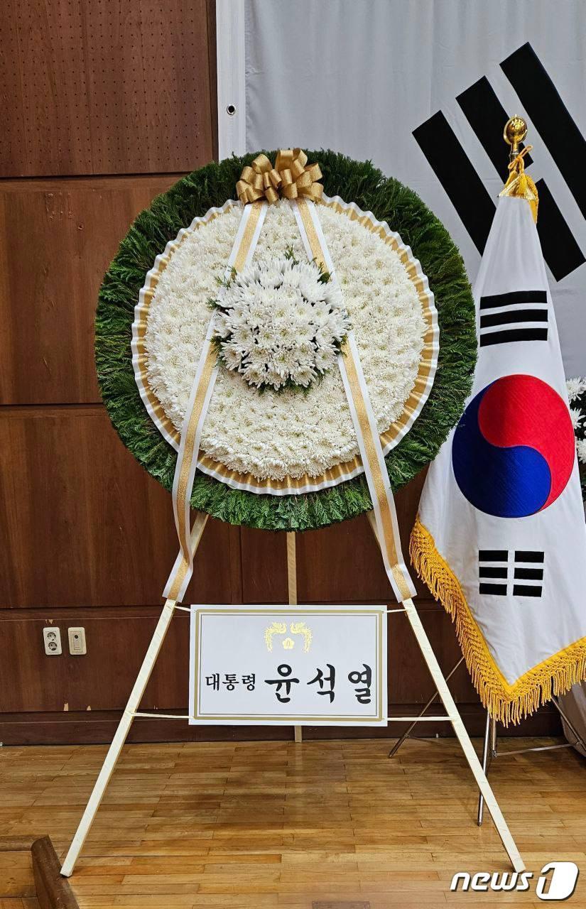 본문 이미지 - 대통령실에 따르면 10일 윤석열 대통령은 도산 안창호 선생 순국 85주기 추모식에 조화를 보내고 나라를 위해 헌신한 뜻을 기렸다. (대통령실 제공) 2023.3.10/뉴스1 ⓒ News1 안은나 기자