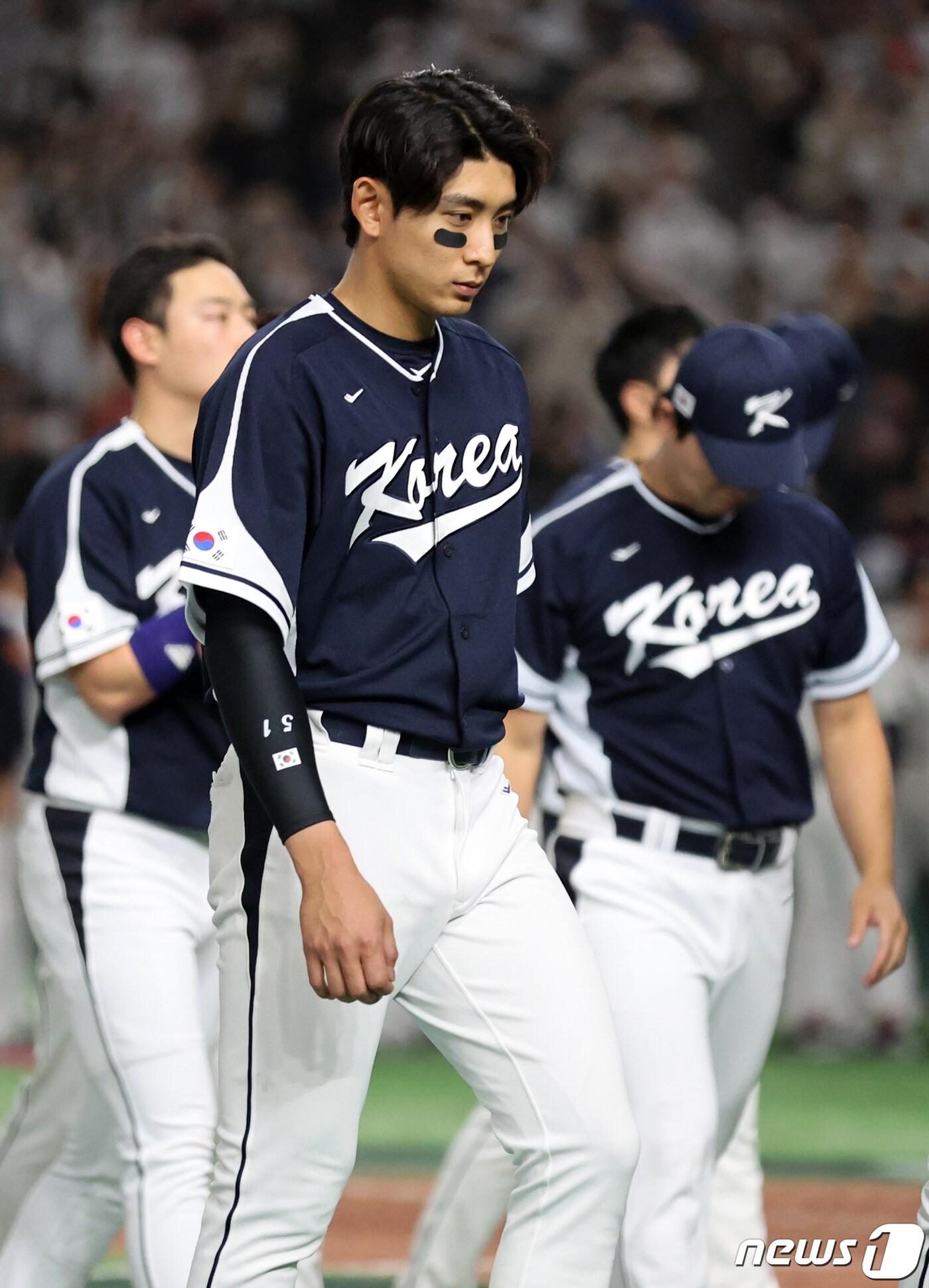 본문 이미지 - 10일 오후 일본 도쿄돔에서 열린 2023 월드베이스볼클래식(WBC) B조 1라운드 대한민국과 일본의 경기, 4대13 대패를 당한 대표팀 이정후를 비롯한 선수들이 관중석에 인사 후 그라운드를 빠져나가고 있다. 2023.3.10/뉴스1 ⓒ News1 김진환 기자