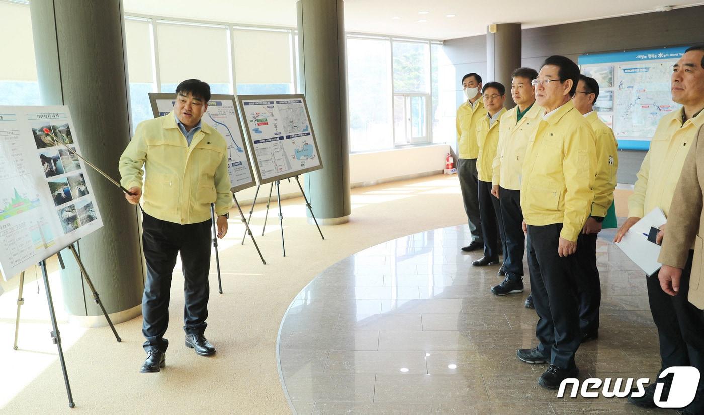 본문 이미지 - 김영록 전라남도지사가 11일 오전 순천시 주암면 광천리 주암댐을 방문, 한국수자원공사 김창준 주암댐 지사장으로부터 주암댐 시설 및 가뭄현황과 가뭄대책에 대해 설명을 듣고 있다.(전남도 제공) 2023.3.11/뉴스1 