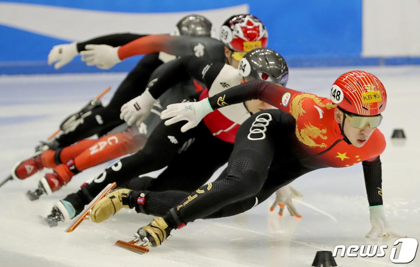 중국 쇼트트랙 대표팀 린샤오쥔(한국명 임효준)이 11일 서울 양천구 목동아이스링크에서 열린 ISU 세계 쇼트트랙 선수권대회 2023 남자 500미터 준준결승에서 역주하고 있다. 2023.3.11/뉴스1 ⓒ News1 장수영 기자