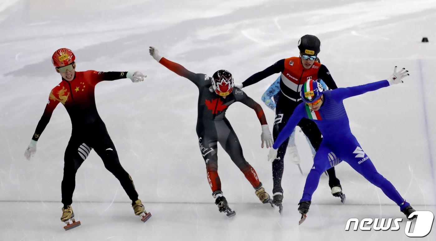 11일 서울 양천구 목동아이스링크에서 열린 ISU 세계 쇼트트랙 선수권대회 2023 남자 500미터 결승 경기에서 이탈리아 피에트로 시겔(Pietro Sighel)과 중국 린샤오쥔(한국명 임효준)이 동시에 결승선을 통과하고 있다. 2023.3.11/뉴스1 ⓒ News1 장수영 기자