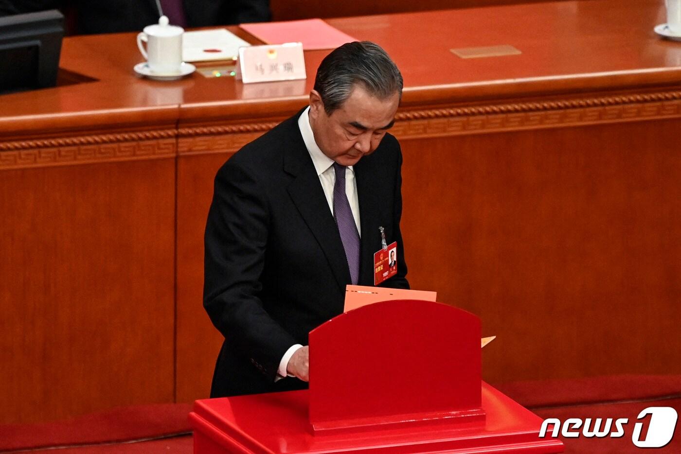 본문 이미지 - 왕이 중국 외교담당 국무위원이 11일 (현지시간) 베이징 인민대회당에서 열린 전인대서 새 총리를 선출하는 투표를 하고 있다. ⓒ AFP=뉴스1 ⓒ News1 우동명 기자