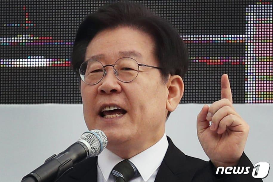 본문 이미지 - 이재명 더불어민주당 대표가 11일 서울 중구 서울시청광장에서 열린 '강제동원 굴욕해법 강행 규탄 및 일본의 사죄배상 촉구 2차 범국민대회'에서 발언을 하고 있다. 2023.3.11/뉴스1 ⓒ News1 송원영 기자