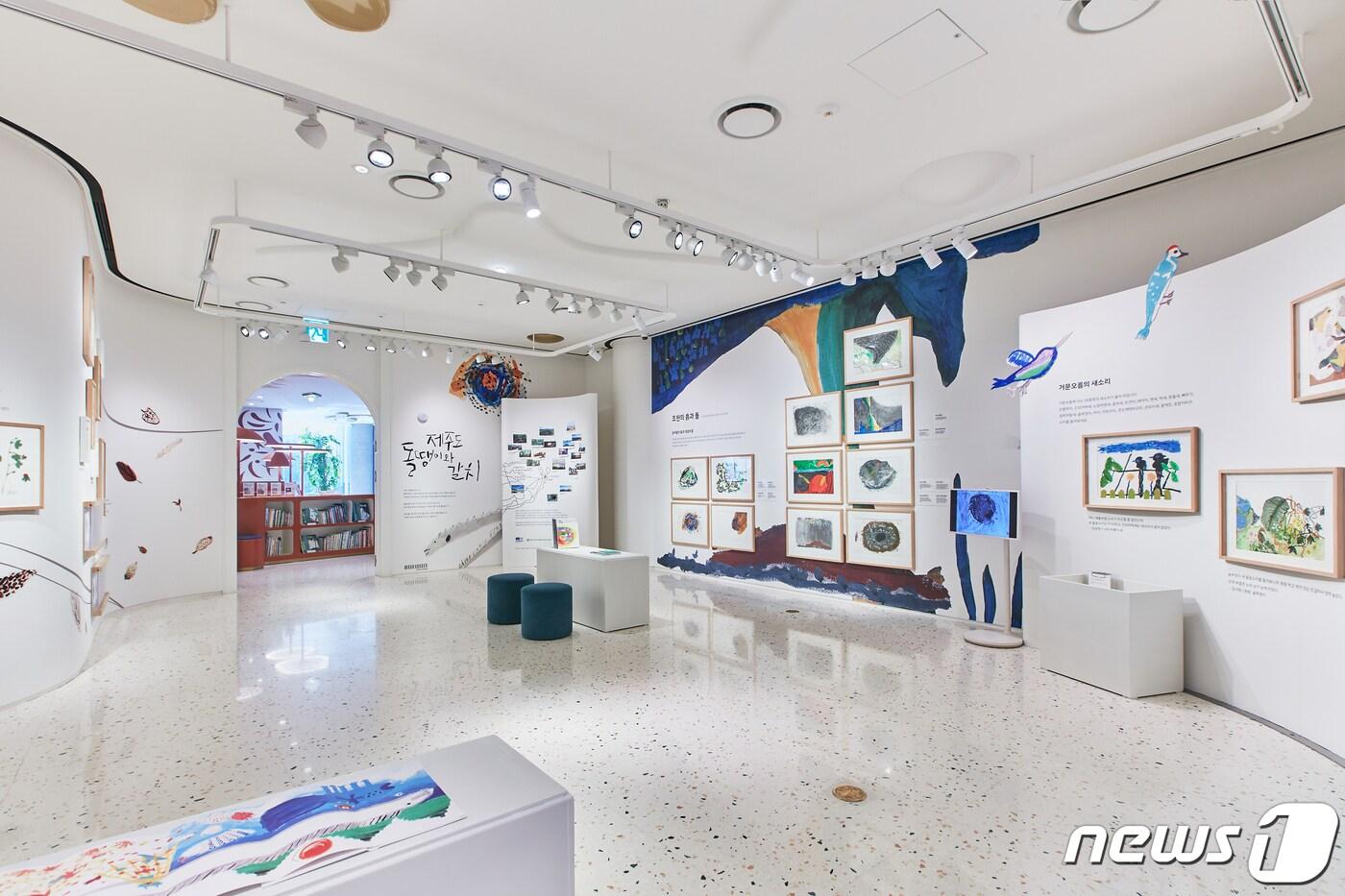 스페이스원 '제주도 돌땡이와 갈치' 전시.(현대백화점 제공)