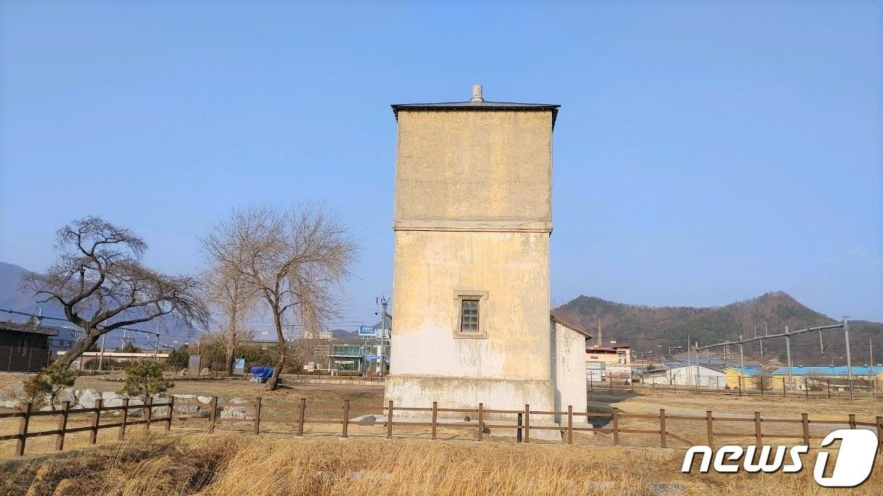 본문 이미지 - 영동군이 추풍령면 급수탑공원~경부선철도 추풍령역 구간 육교 설치를 추진한다. 사진은 추풍령역 급수탑공원 일대./뉴스1