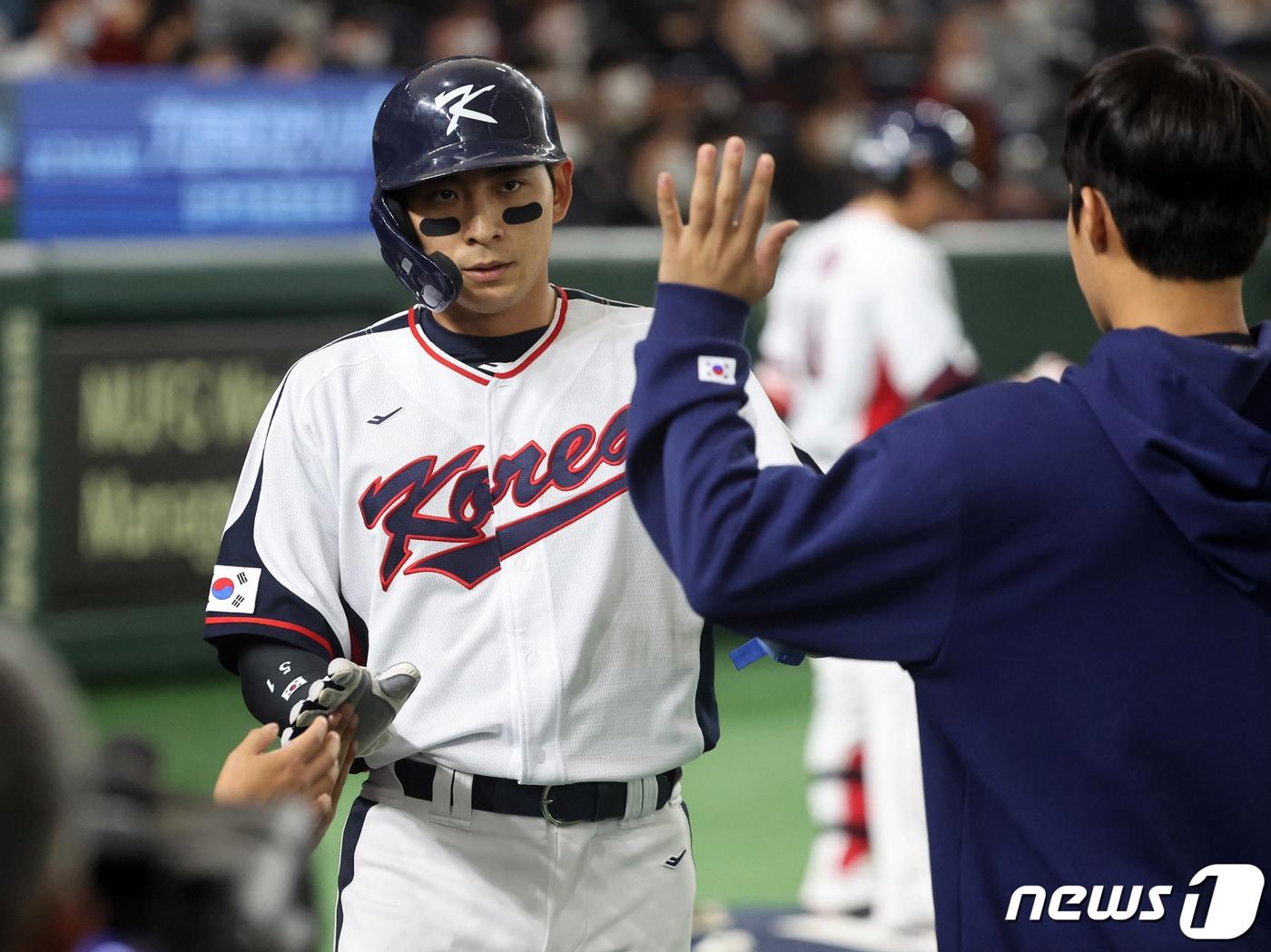 본문 이미지 - 12일 오후 일본 도쿄돔에서 열린 2023 월드베이스볼클래식(WBC) B조 1라운드 체코와 대한민국의 경기, 대표팀 이정후가 1회말 1사 1,2루에서 강백호의 적시타 떄 득점 후 동료들의 축하를 받고 있다. 2023.3.12/뉴스1 ⓒ News1 김진환 기자