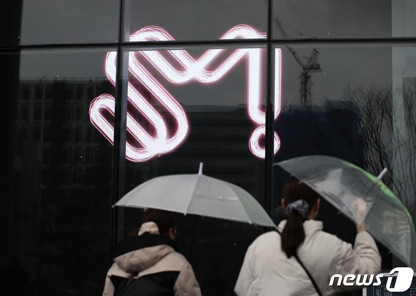 본문 이미지 - SM엔터테인먼트(이하 SM)를 두고 하이브와 카카오가 벌였던 치열한 인수전 경쟁이 12일 막을 내렸다. 하이브는 이날 SM에 대한 인수 절차 중단을 선언했고, 카카오 측은 앞으로 추가 지분을 확보하고 SM 경영권 안정화에 나서겠다는 계획이다. 사진은 이날 서울 성동구 SM 본사의 모습. 2023.3.12/뉴스1 ⓒ News1 구윤성 기자