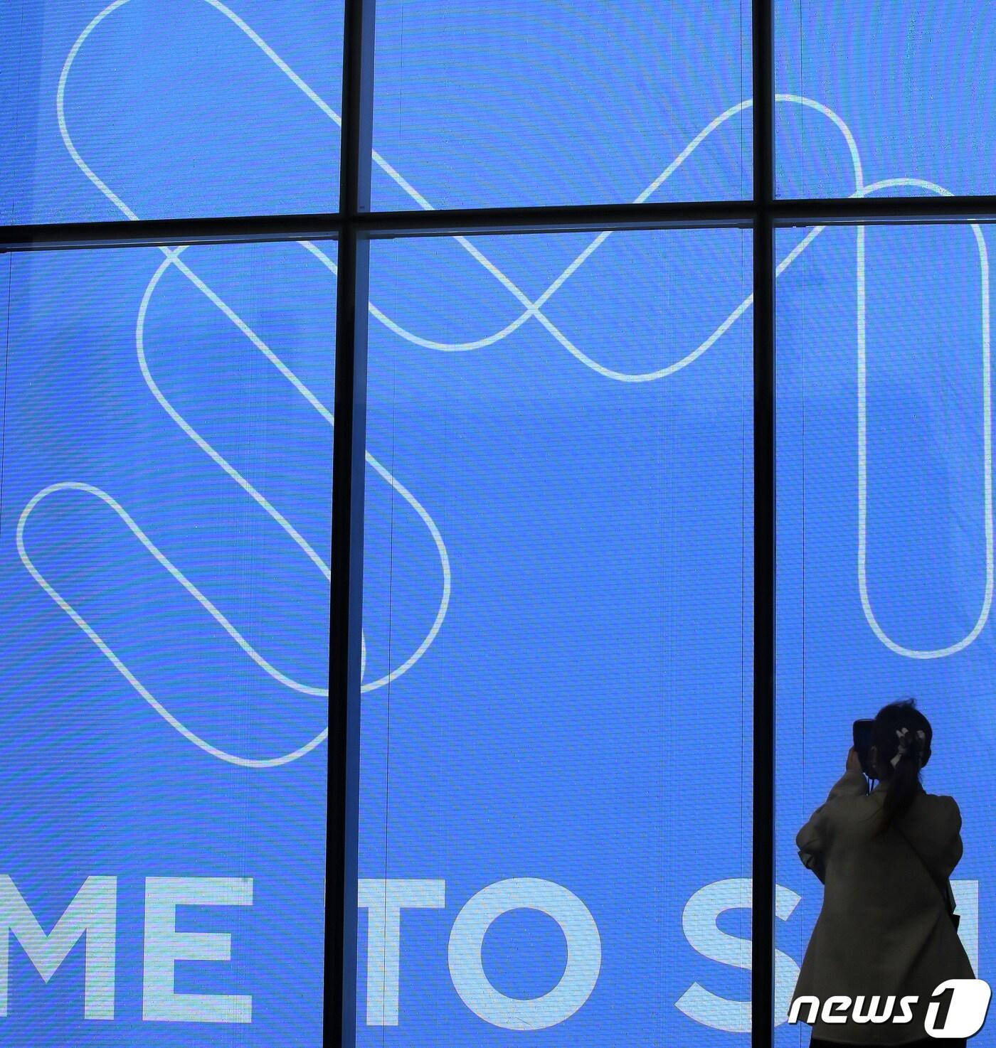 본문 이미지 - SM엔터테인먼트를 두고 하이브와 카카오가 벌였던 치열한 인수전 경쟁이 12일 막을 내렸다. 하이브는 이날 SM에 대한 인수 절차 중단을 선언했고, 카카오 측은 앞으로 추가 지분을 확보하고 SM 경영권 안정화에 나서겠다는 계획이다. 사진은 이날 서울 성동구 SM 본사의 모습. 2023.3.12/뉴스1 ⓒ News1 구윤성 기자