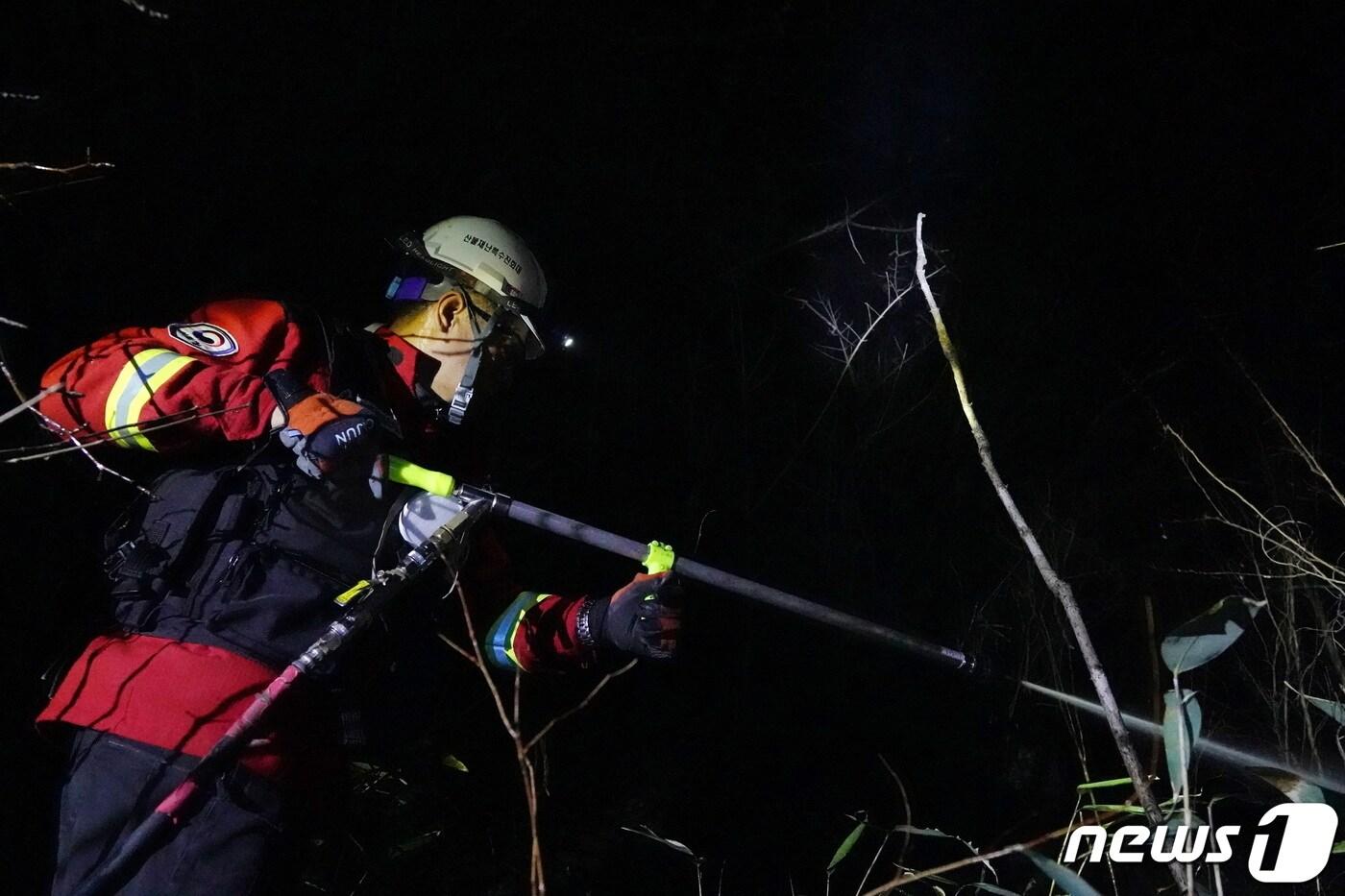 본문 이미지 - 11일 산불진화대원이 경남 하동군 대성리 산불 야간 진화작업을 벌이고 있다.(산림청 제공)