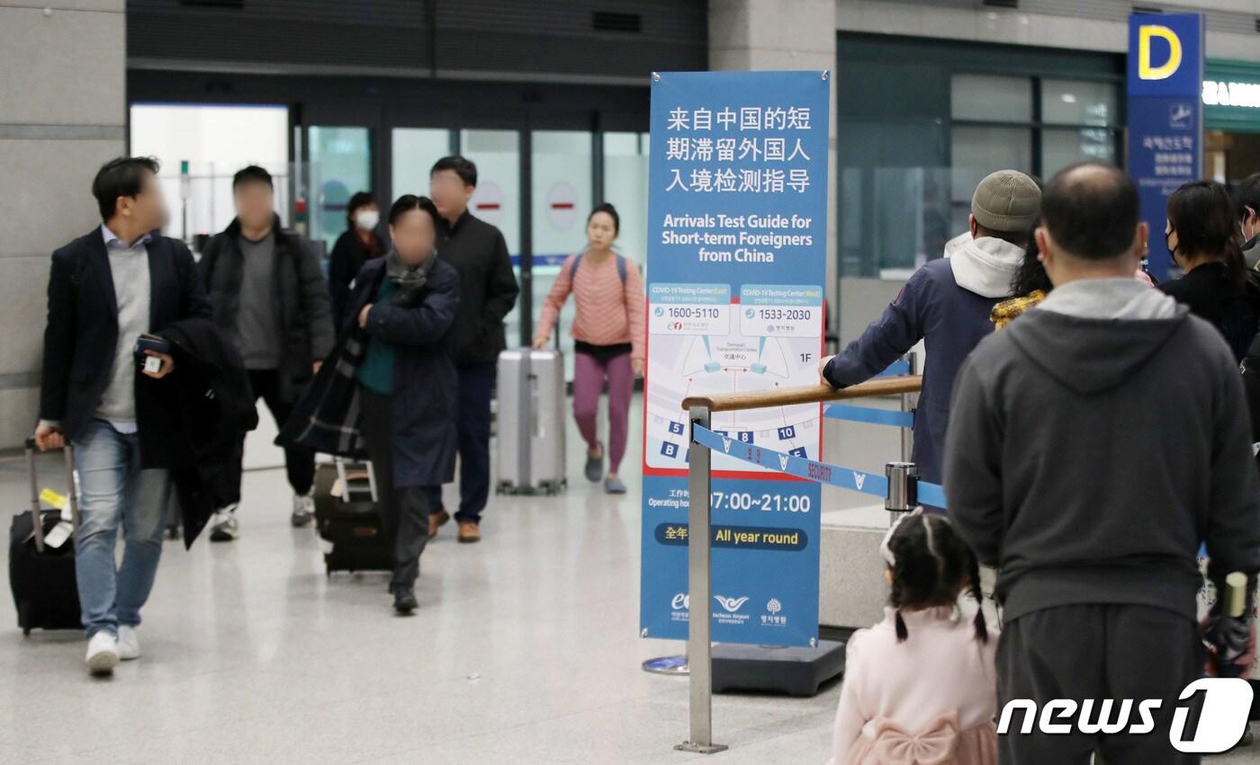 본문 이미지 - 인천국제공항에서 중국발 입국자들이 입국을 하고 있다.  2023.3.12/뉴스1 ⓒ News1 박세연 기자