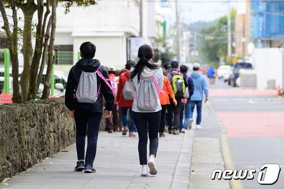 본문 이미지 -  제주 서귀포시는 도심속 올레길 '하영올레'가 한국관광공사 제주지사에서 주관하는 '2023년 제주 강소형 잠재관광지' 발굴·육성 공모사업에 선정됐다고 12일 밝혔다. 
