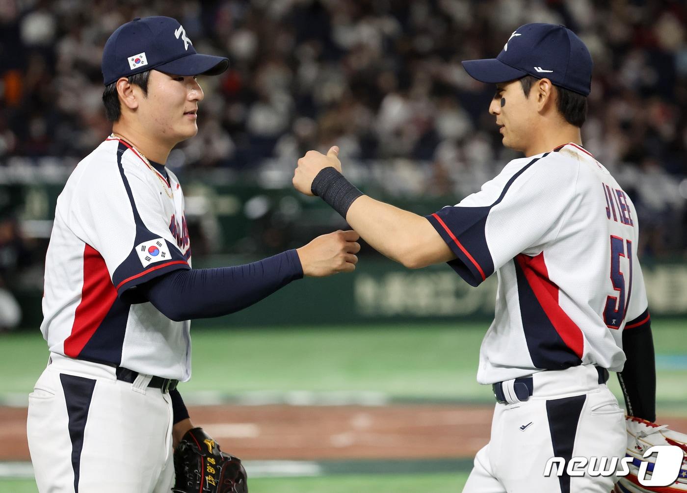 본문 이미지 - 12일 오후 일본 도쿄돔에서 열린 2023 월드베이스볼클래식(WBC) B조 1라운드 체코와 대한민국의 경기, 대표팀 곽빈이 6회초 이닝을 실점 없이 마친 후 이정후와 기쁨을 나누고 있다. 2023.3.12/뉴스1 ⓒ News1 김진환 기자
